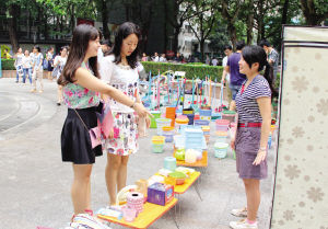 台灯、脸盆等，新生亮下学生证就能领走，大一新生在“淘宝”。江南时报记者秦怀珠 摄
