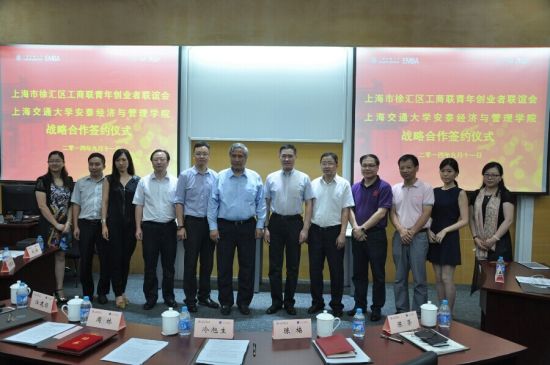 出席活动领导与嘉宾合影留念