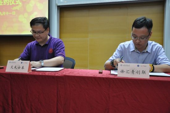 　　任建标与郑恩海进行签约仪式