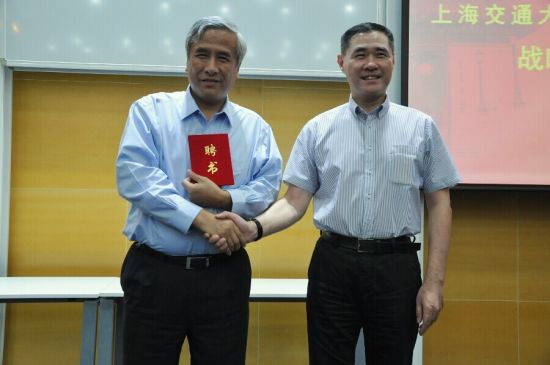 　　冷旭生部长为周林院长颁发学术顾问聘书