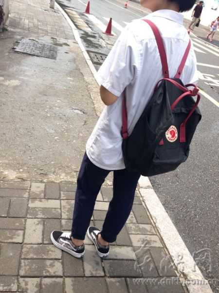 修改过的校服看起来更合身了一些，但却被年段长直接撕毁