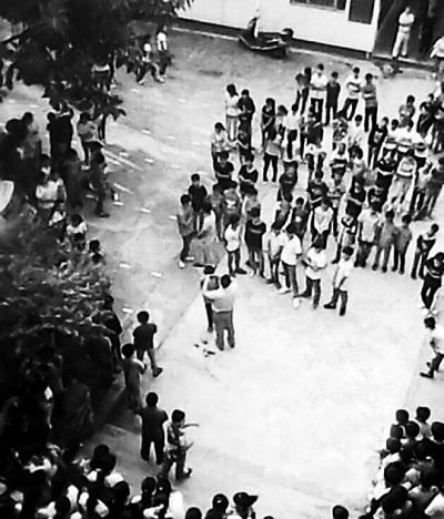 涉事副校长当众剪发