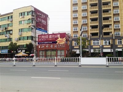 事件发生后大门紧闭的售楼部。项目背后，就是文峰学校小学部。