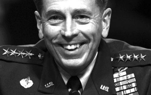 前中央情报局局长大卫·彼得雷乌斯在纽约城市大学任教