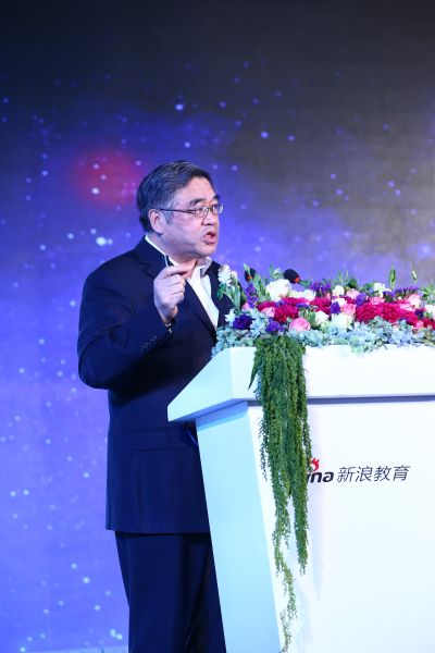 民进中央副主席朱永新在“新浪2014中国教育盛典”的“大家”说环节做《技术革命对教育的挑战》的主题演讲。