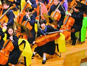 今年4月爱子（右）演奏大提琴的照片。