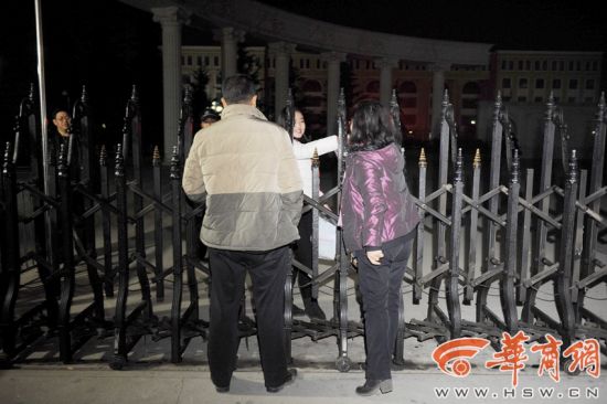 2014年12月24日晚，西北大学现代学院学校门口，两名家长给过生日的女儿送来生日蛋糕和礼物，祝女儿生日快乐。