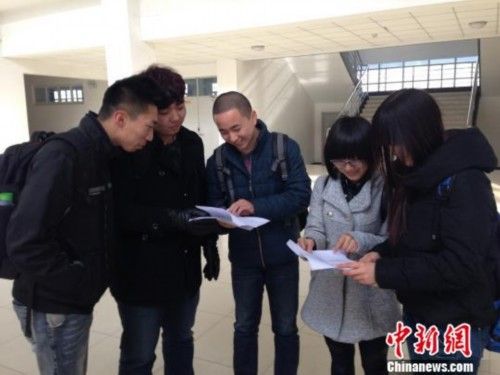 图为河北科技大学二十四孝研究社成员讨论孝道故事。刘明怡摄