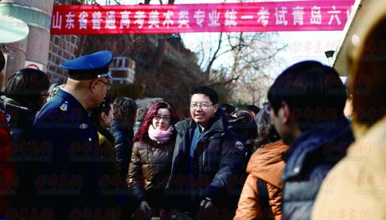 11日中午12点，结束了上午考试的考生们走出六中考场。