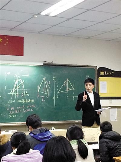 杨仁穹给学生上课。记者 许恢毅 摄