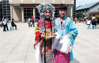 2014年5月17日，八一中学“小升初”特长生考试现场，两位女生着戏服留影。 中新社发 郭俊锋 摄
