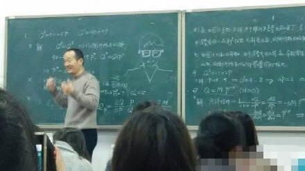 老师放大招把翘课生画上黑板 