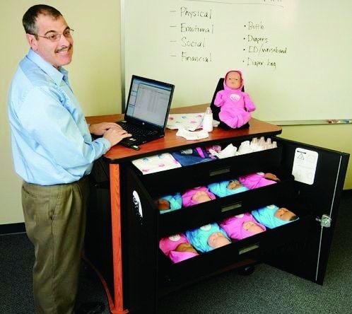 美国高中将仿真宝宝交给学生，让她们提前感受当妈妈的辛苦。