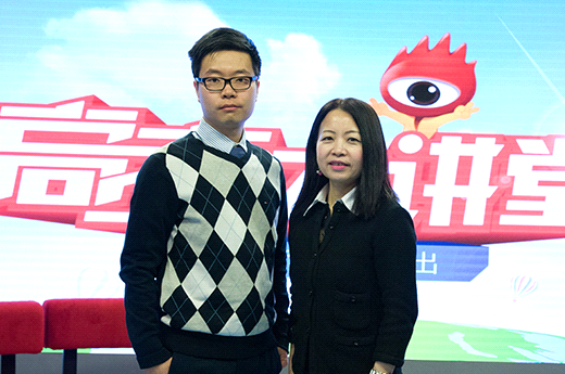 香港城市大学对外联络事务经理卓燕(右)、优秀毕业生沈浩做客新浪