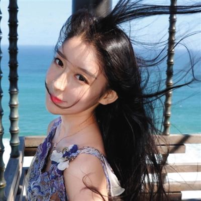 周梦晗微博上有超过10万粉丝，她将粉丝引入到微信朋友圈里向她们推销面膜。