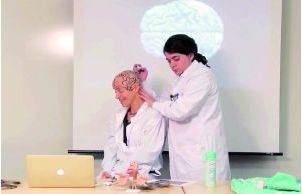 身教大于言传”的霸气举动带给学生印象深刻的一堂课。