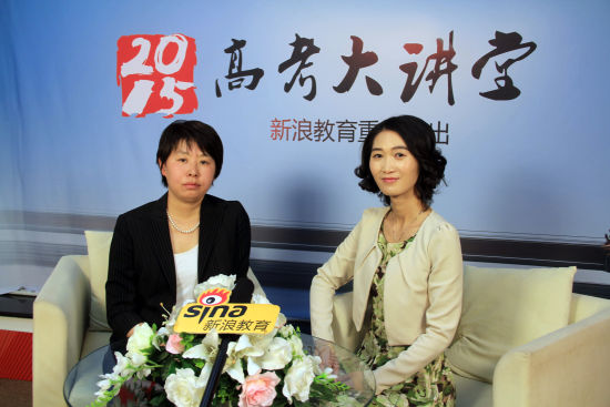 中国传媒大学招办主任侯隽老师（左）做客新浪
