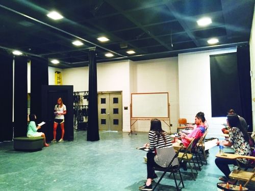 两个同学在练习一幕场景，之后老师和同学会给予点评