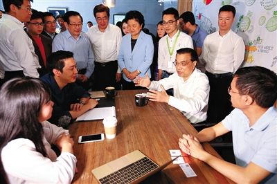 李克强在3W咖啡馆与工作人员座谈