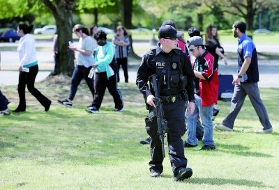 枪击案发生后，校园被封锁，警方搜寻嫌犯