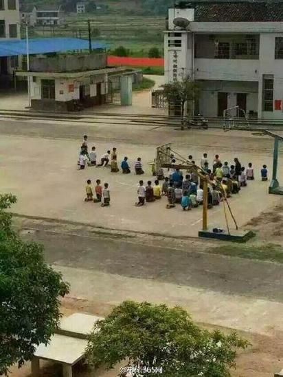 湖南一小学30余学生集体罚跪操场