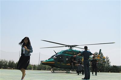 昨日，一名受邀先行体验的媒体人从Bell-429直升机上走下。 新京报记者 何光 摄