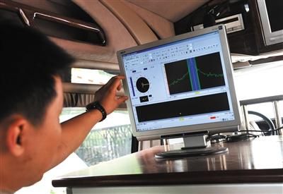 　2009年高考首日，北京市无线电管理局监测控制中心，工作人员进行实时监控扫描。