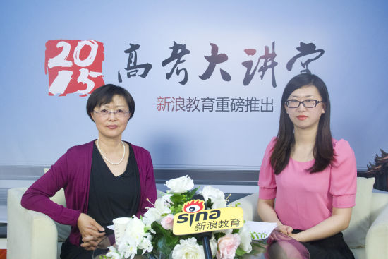 上海大学招生与毕业生就业办公室主任叶红老师(左)做客新浪