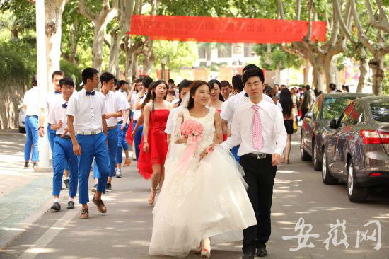 婚礼队伍走在校园里，新娘雅琦露出幸福的微笑。