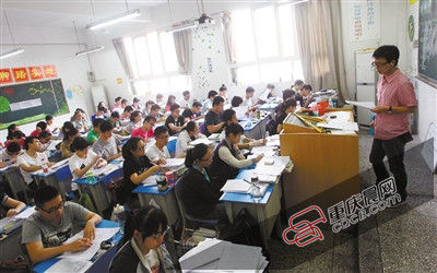 南岸区十一中，高三学生正在认真上课。(许恢毅 摄)