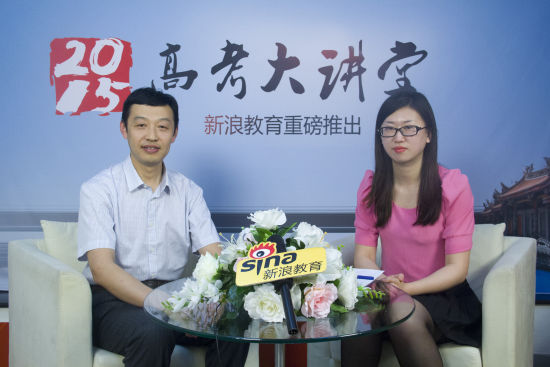 中国医科大学招生办公室主任田伟老师（左）做客新浪