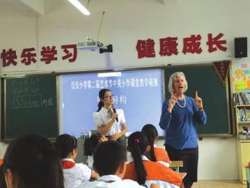 美国校长正在上课