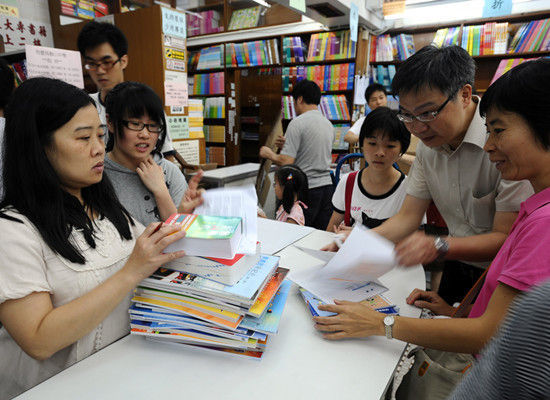 一项调查指，有13%香港受访家长需花11小时或以上为子女买书。资料图来源：香港《大公报》