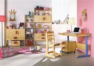 儿童房家具应以可调整、多功能为主，例如写字台可调节高度，拉手无障碍保证安全。资料图片