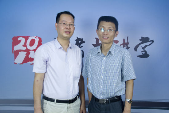 庆大学招办副主任陈华老师（右）与博雅学院副院长李东老师（左）做客新浪