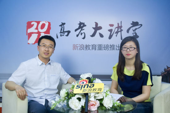 东北财经大学招办主任吕书楠老师(左)做客新浪