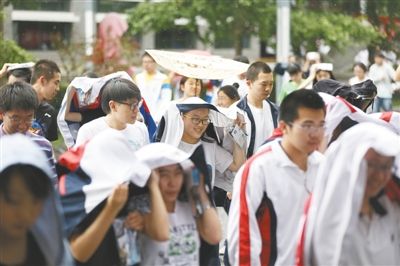 昨日，北京二中考点，高考最后一科英语考试结束后，考生冒雨走出考场。新京报记者 侯少卿 摄