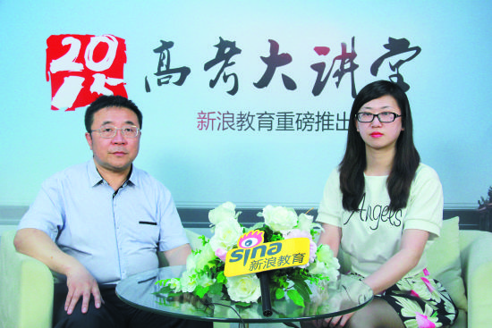 内蒙古大学招办主任刘实老师（左）做客新浪