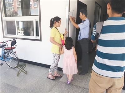 警察正登记被针扎幼童信息。6月8日，房山区天泰新景鹤立幼儿园幼童被老师用针扎。新京报记者 周岗峰 摄