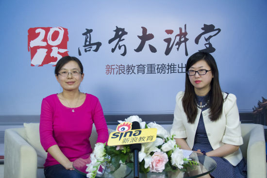 北京物资学院招办主任孙静老师（左）做客新浪