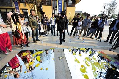 李亚鹏曾在活动中介绍，COART Village雪山艺术小镇是专门为COART艺术现场打造的。每年秋季，小镇都会举办COART艺术节，李亚鹏也会邀请圈中好友来助阵。 图/CFP