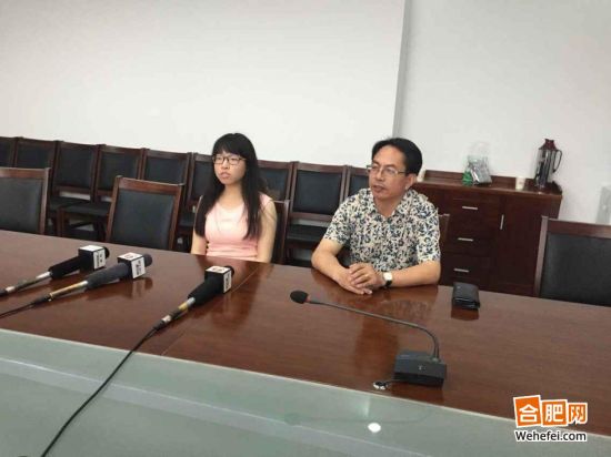 安徽省文科状元赵昕玥与父亲接受媒体采访。