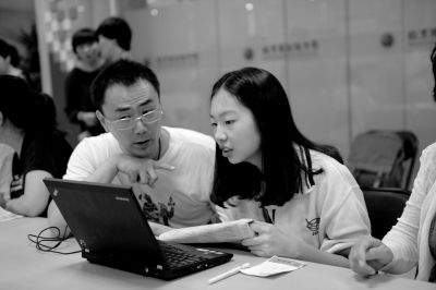 陈经纶中学，老师正在指导学生填报志愿。京华时报记者谭青摄