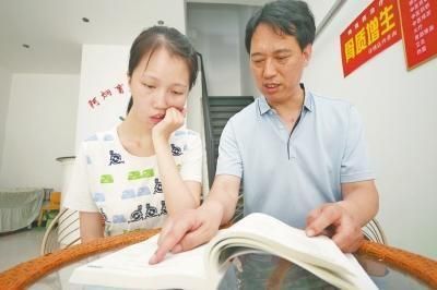 张静雯正在与父亲选择学校