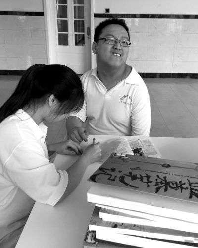 马辽哲与同学一起复习