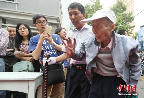 86岁高龄考生进入考场