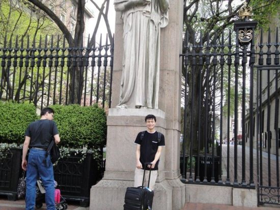 作者高中时参观哥伦比亚大学留影