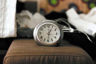 闹钟指针到了一点钟."开盘了!