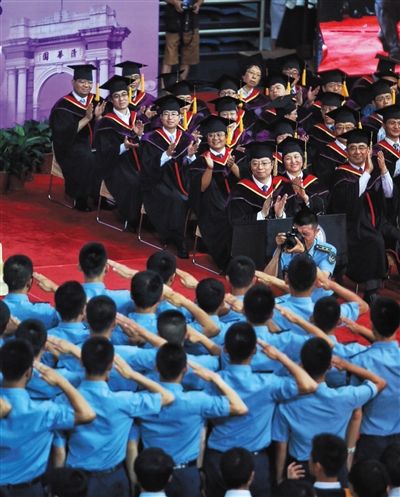 昨日，清华大学本科生毕业典礼。校长邱勇在发言中鼓励清华大学