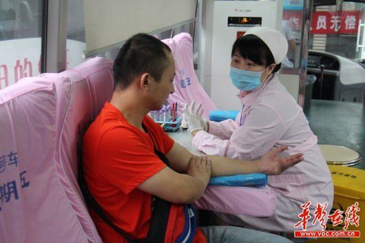 150名长沙市直机关公务员集中进行献血。